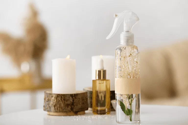 velas, borrifador e embalagem com essência para aromatização de ambientes
