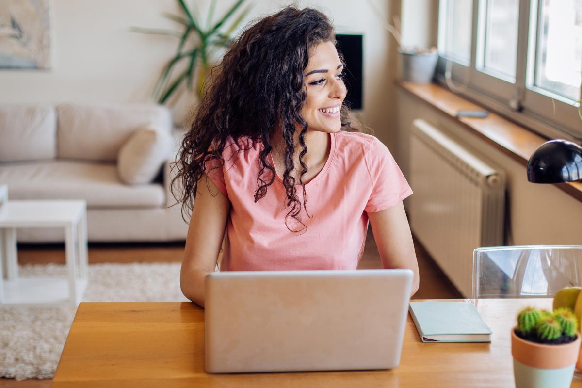 mulher sentindo aromas personalizados