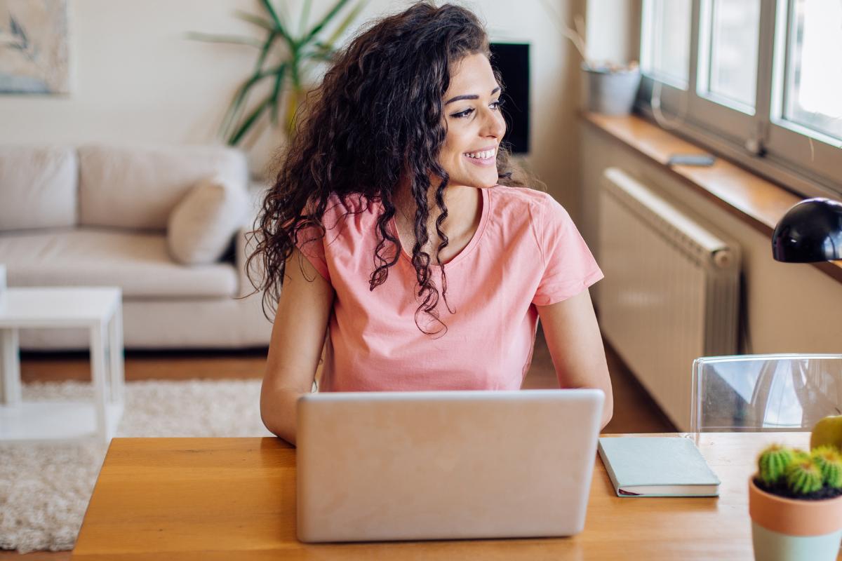 mulher no espaço com calmante natural