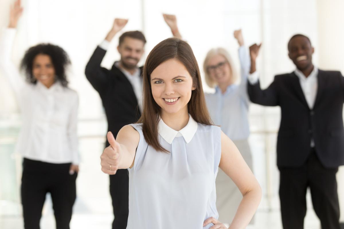 como melhorar a experiência do cliente: clientes contentes