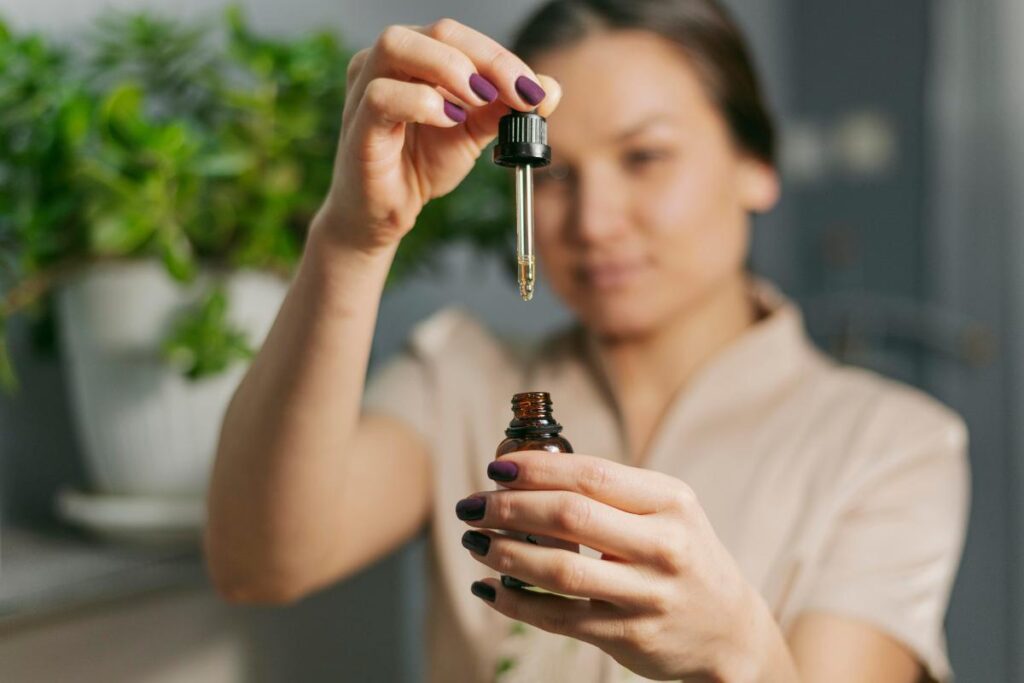 mulher manipulando essências