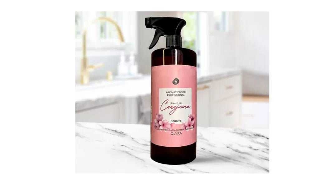 Qual o cheiro da flor de cerejeira: Spray aromatizador em foto ambientada.