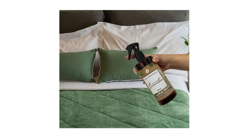 Cheiro de vanilla: pessoa borrifando aroma em quarto