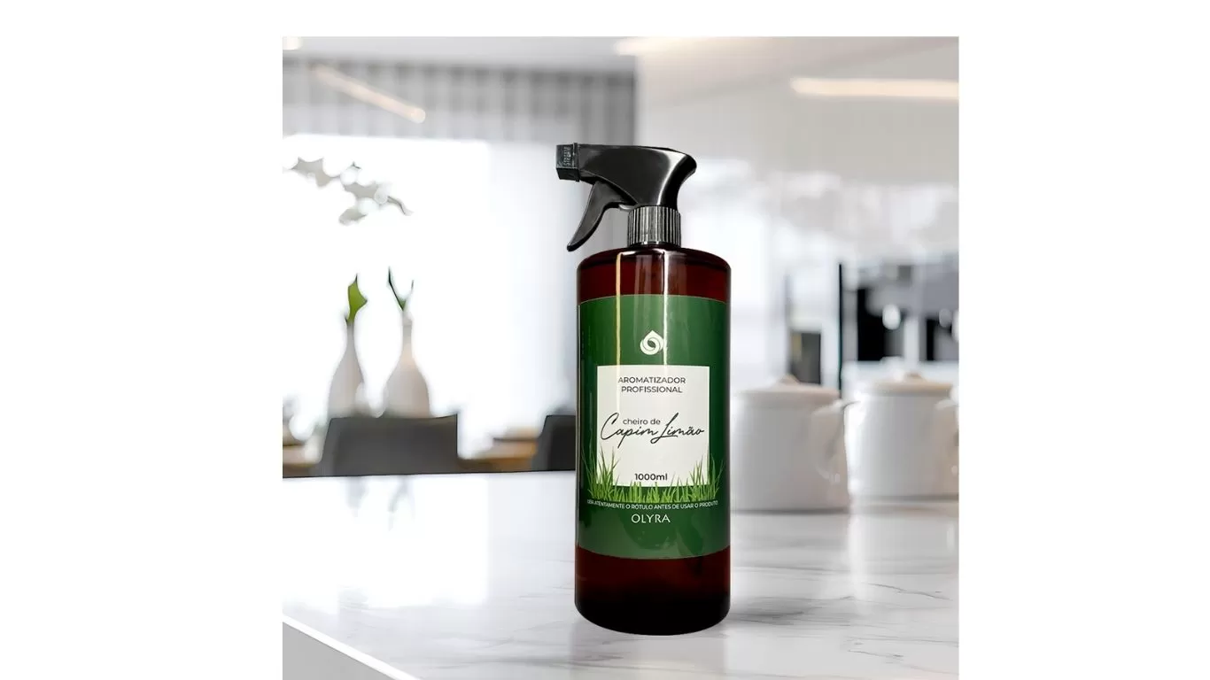 Essência de capim-limão: vidro de spray aromatizador em ambiente.