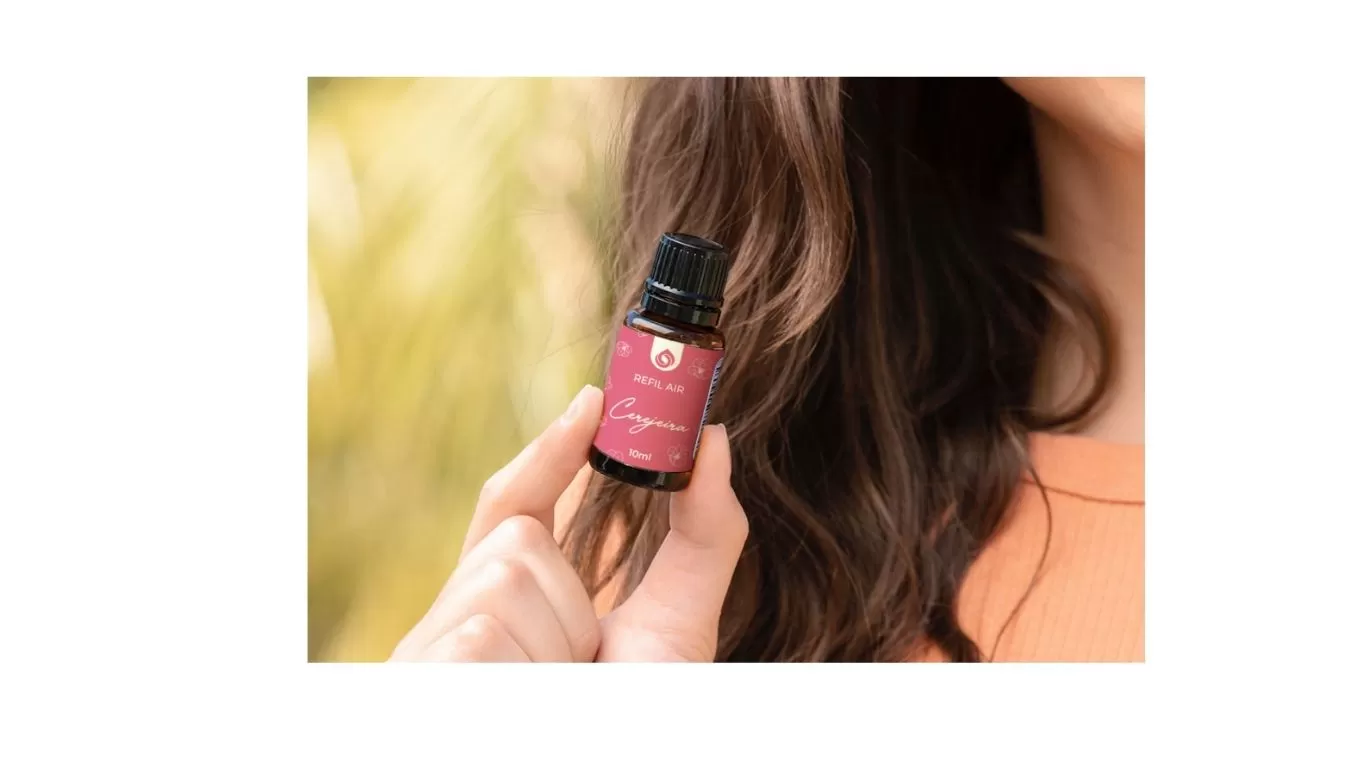 mulher segurando vidro de refil.