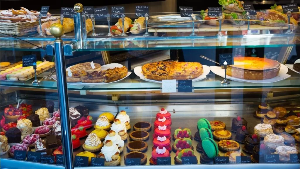 balcão de uma confeitaria.