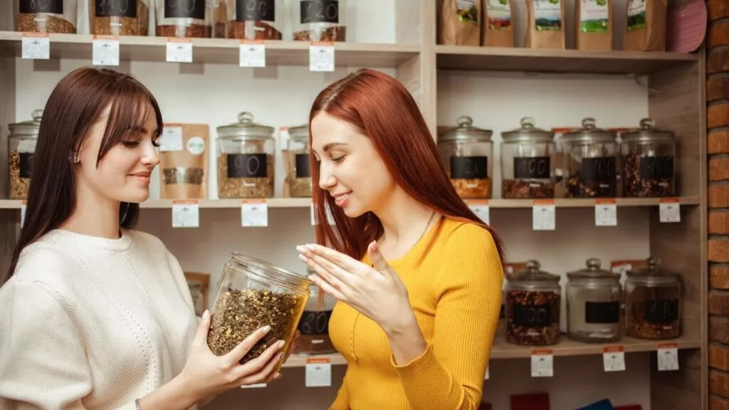 Aromas para atrair clientes: cliente sentindo cheiro de ervas