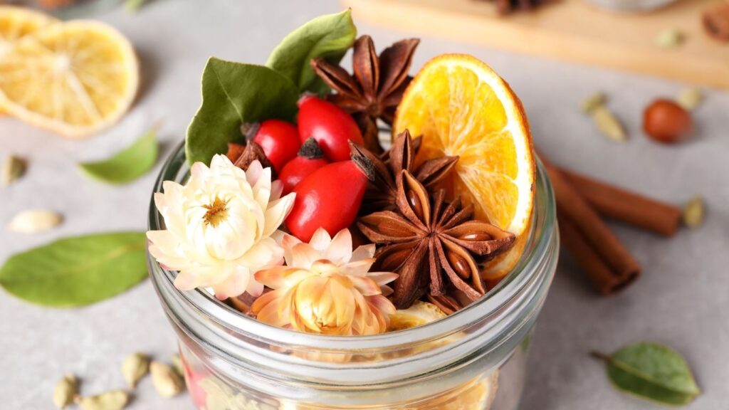 Pote com misto de flores e fragrâncias.