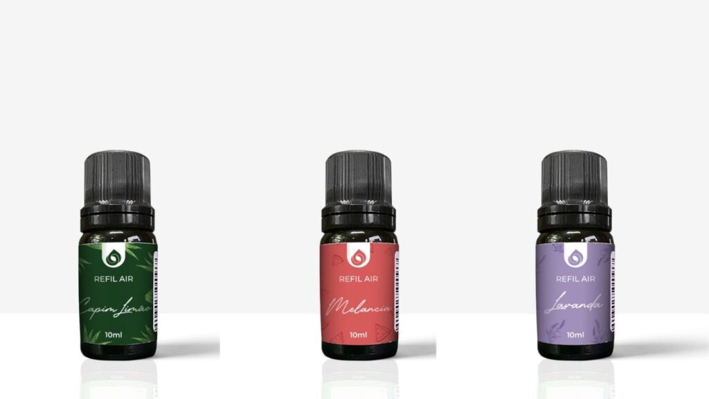 Três vidros de essências de fragrâncias diferentes da Olyra.