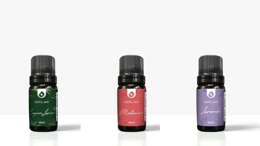 Três vidros de essências de fragrâncias diferentes da Olyra.