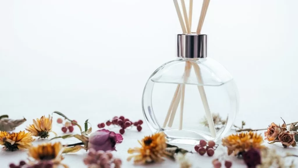 Tipos de aromas: vidro de aromas com flores diversas em volta.