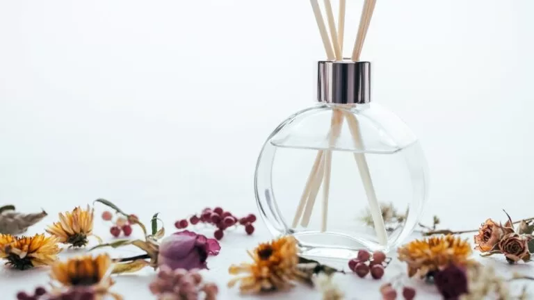 Tipos de aromas: vidro de aromas com flores diversas em volta.