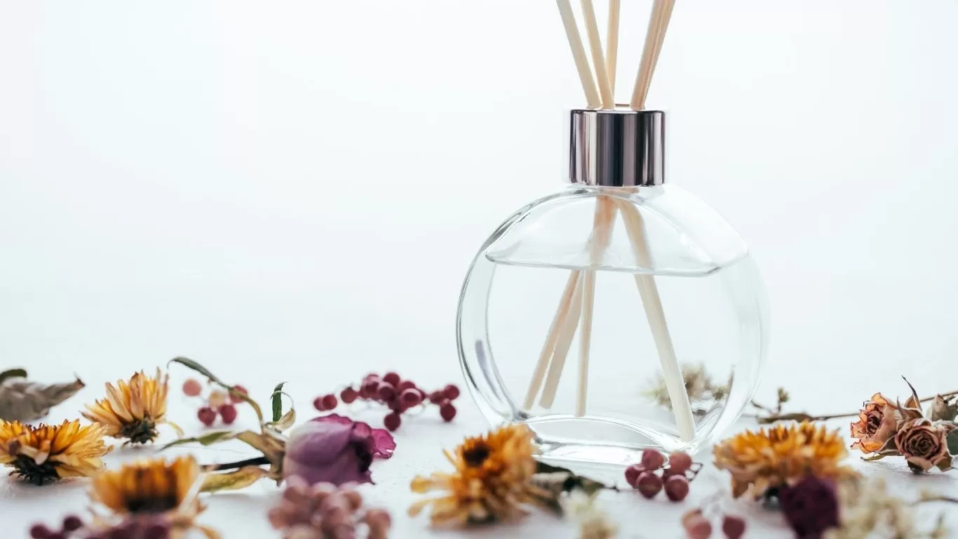 Tipos de aromas: vidro de aromas com flores diversas em volta.
