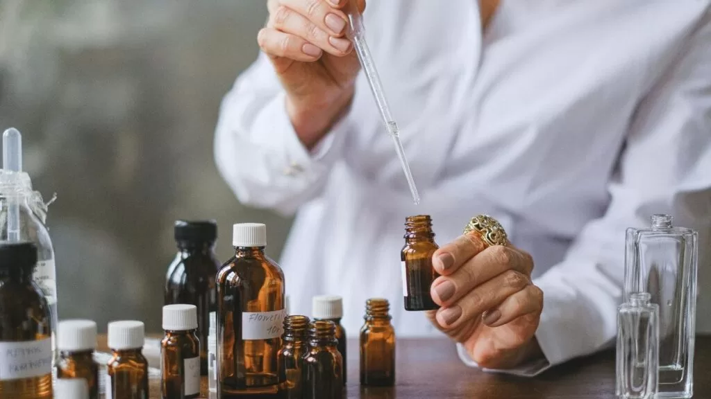 Pessoa misturando cheiro.