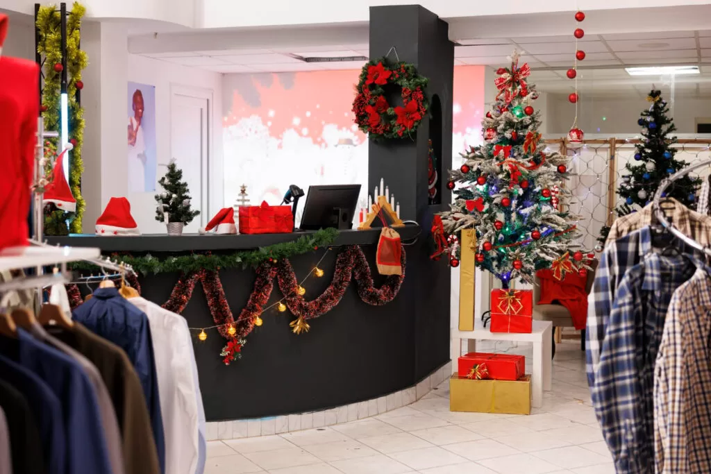 Loja de roupas enfeitada para o natal