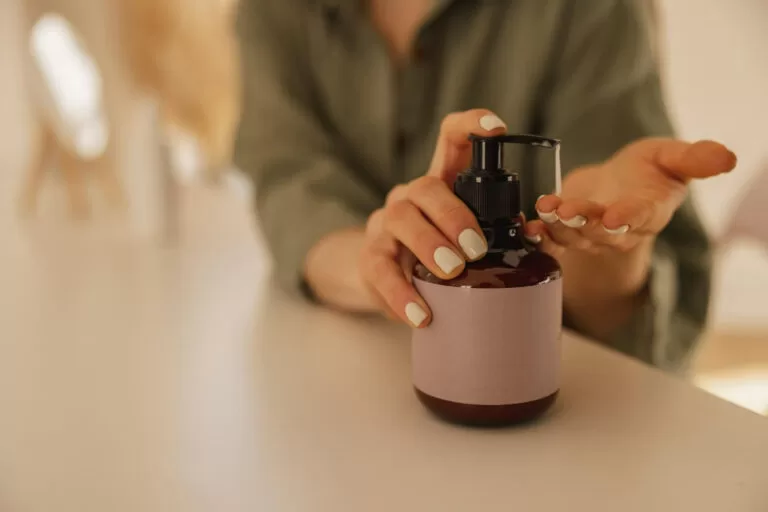 aromas personalizados para empresas: mulher usando aromas