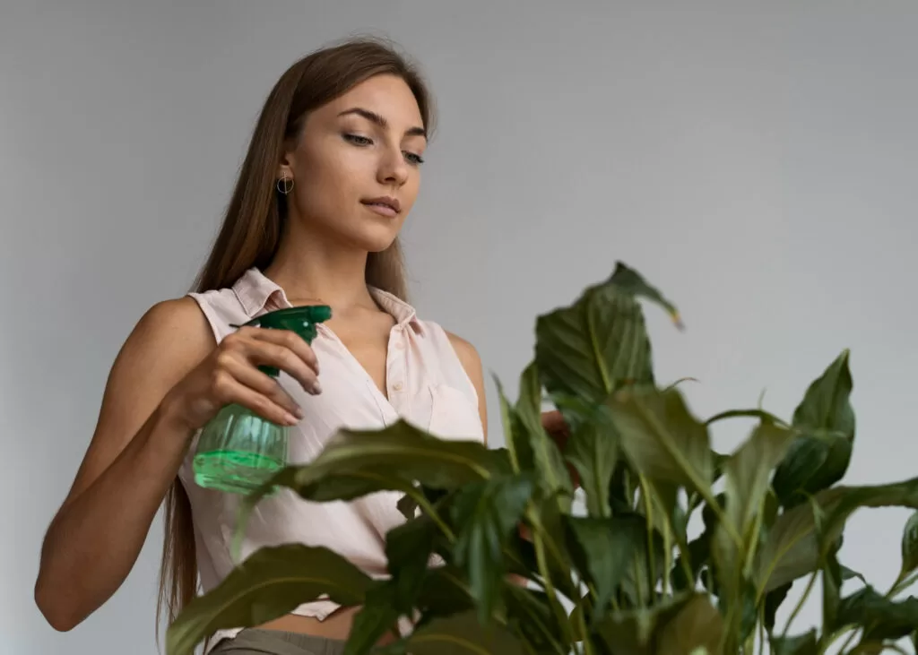 mulher aromatizando plantas